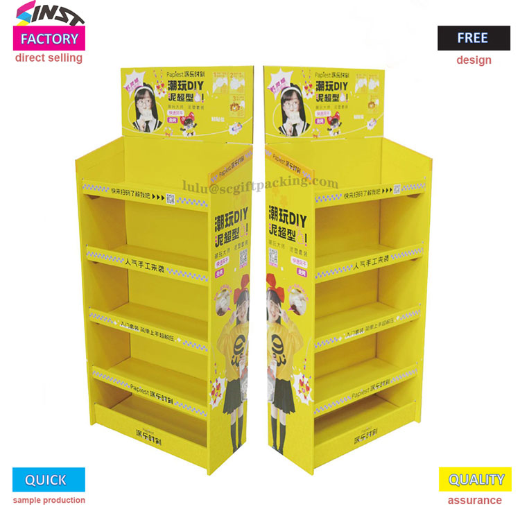 スーパーマーケットの小さな黄色いボール紙の陳列棚が燃えています。