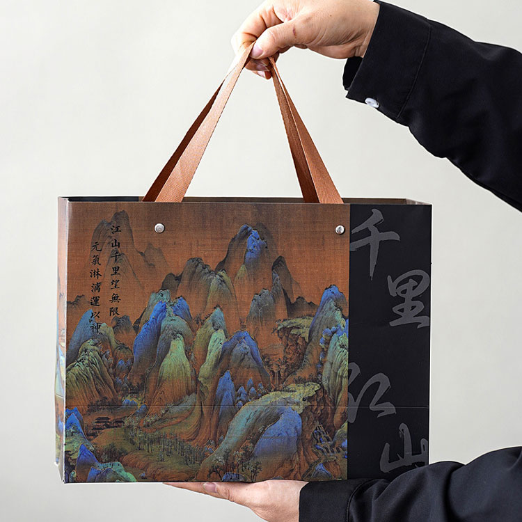 手に持つと温もりを感じる、山と川の心を宿した陶器製のマグカップギフトボックス。